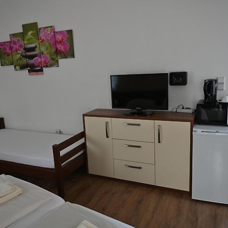 Pension Haus Nova Wiener Neustadt Extérieur photo