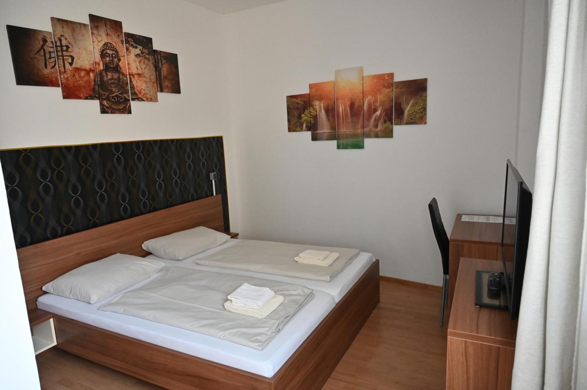Pension Haus Nova Wiener Neustadt Extérieur photo